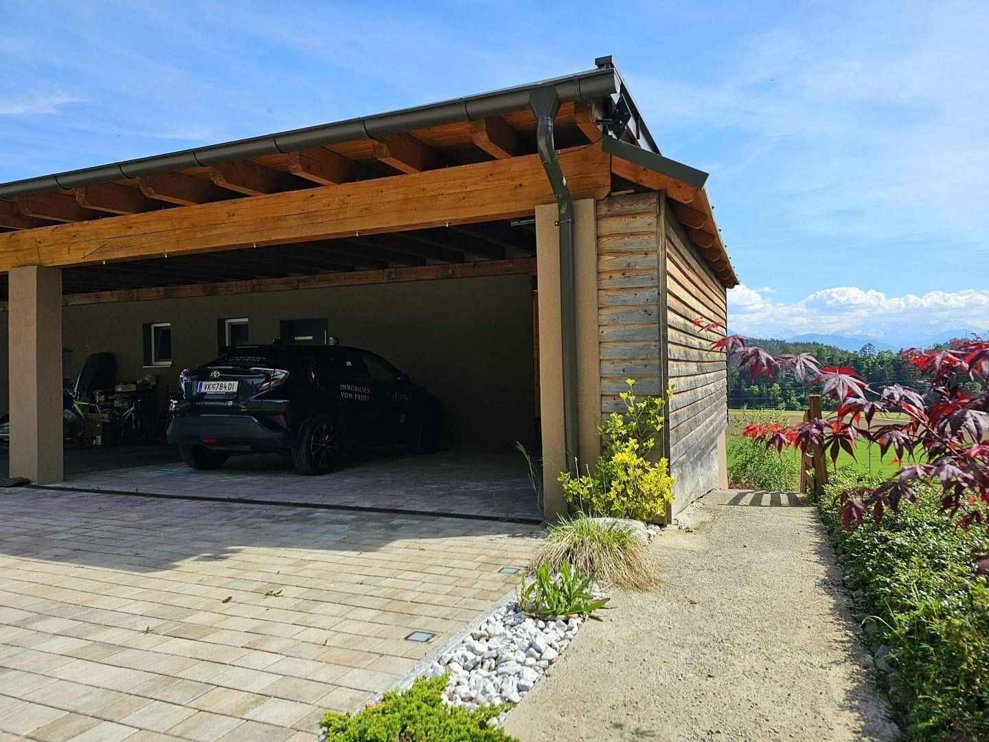 Carport_Stellplätze_Weg zum Garten