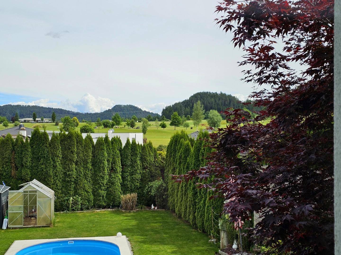 Blick vom EG auf den gepflegten Golfplatz