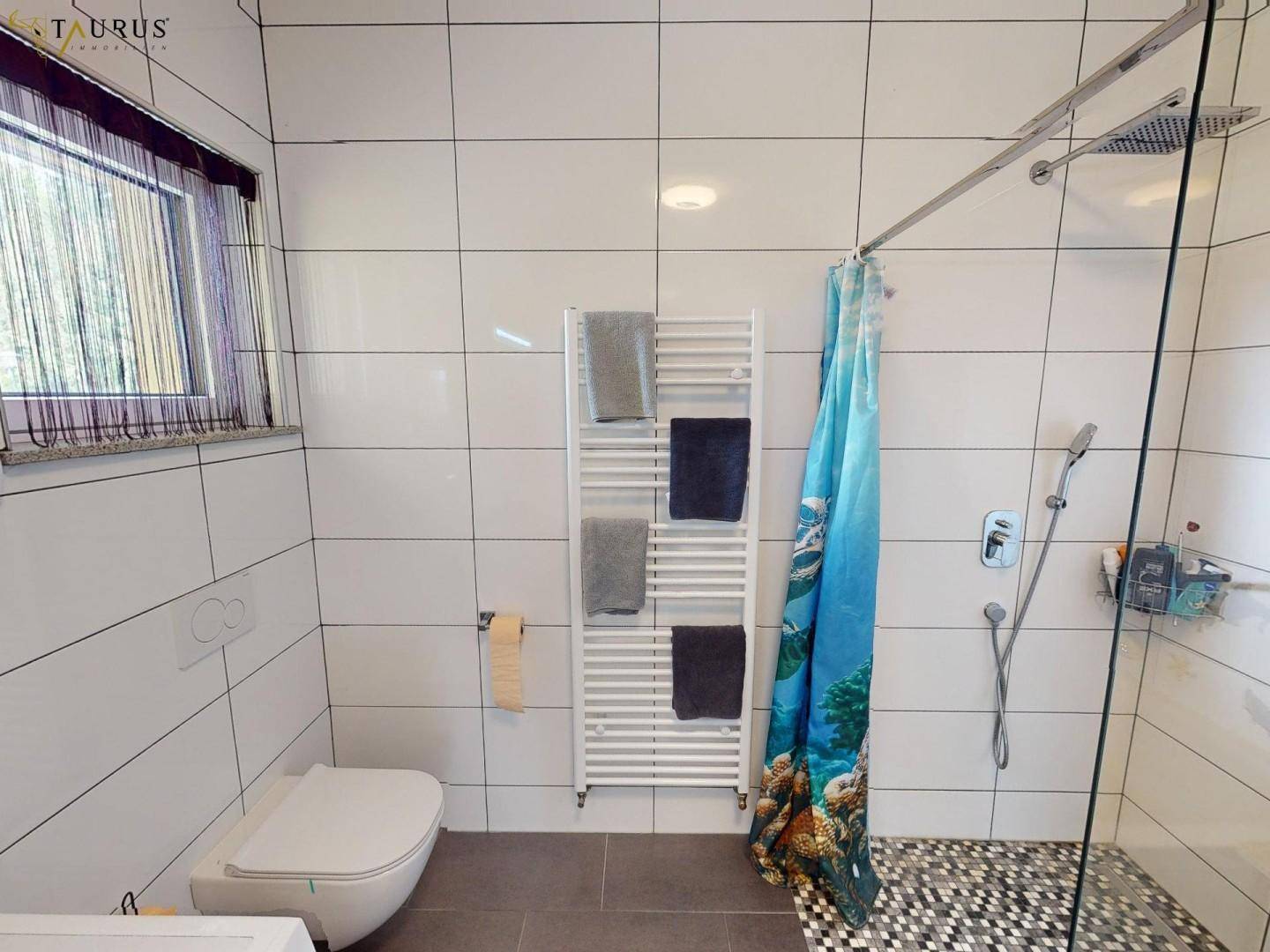 mit Fenster, 2. WC, Handtuchtrockner, XXL Dusche