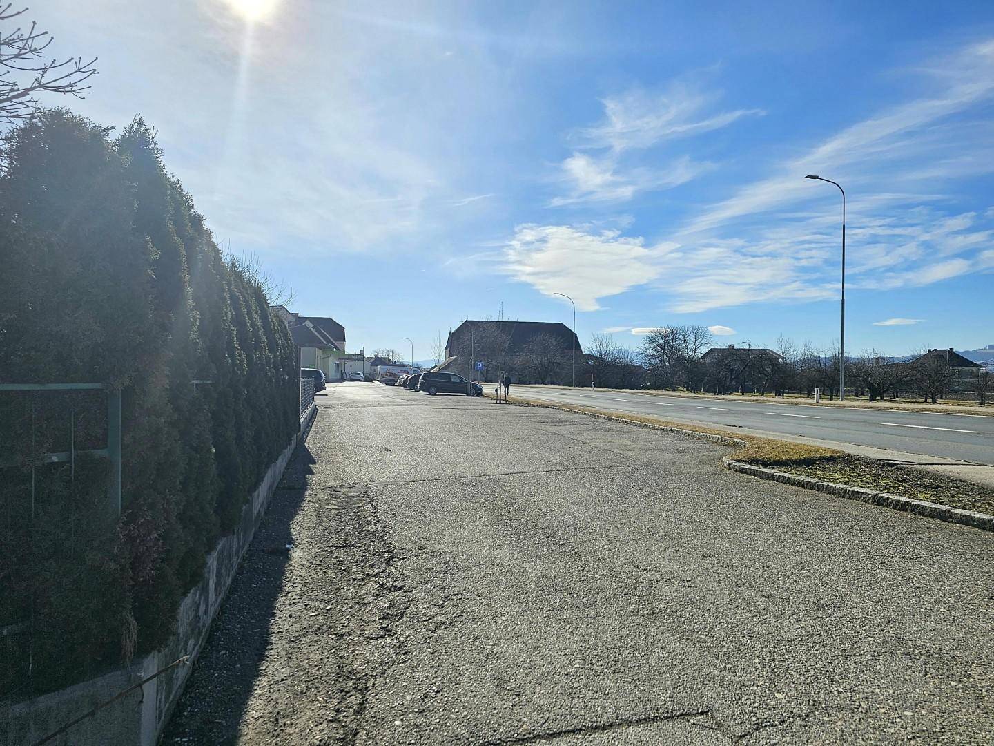 öffentliche Parkplätze an der Hauptstraße