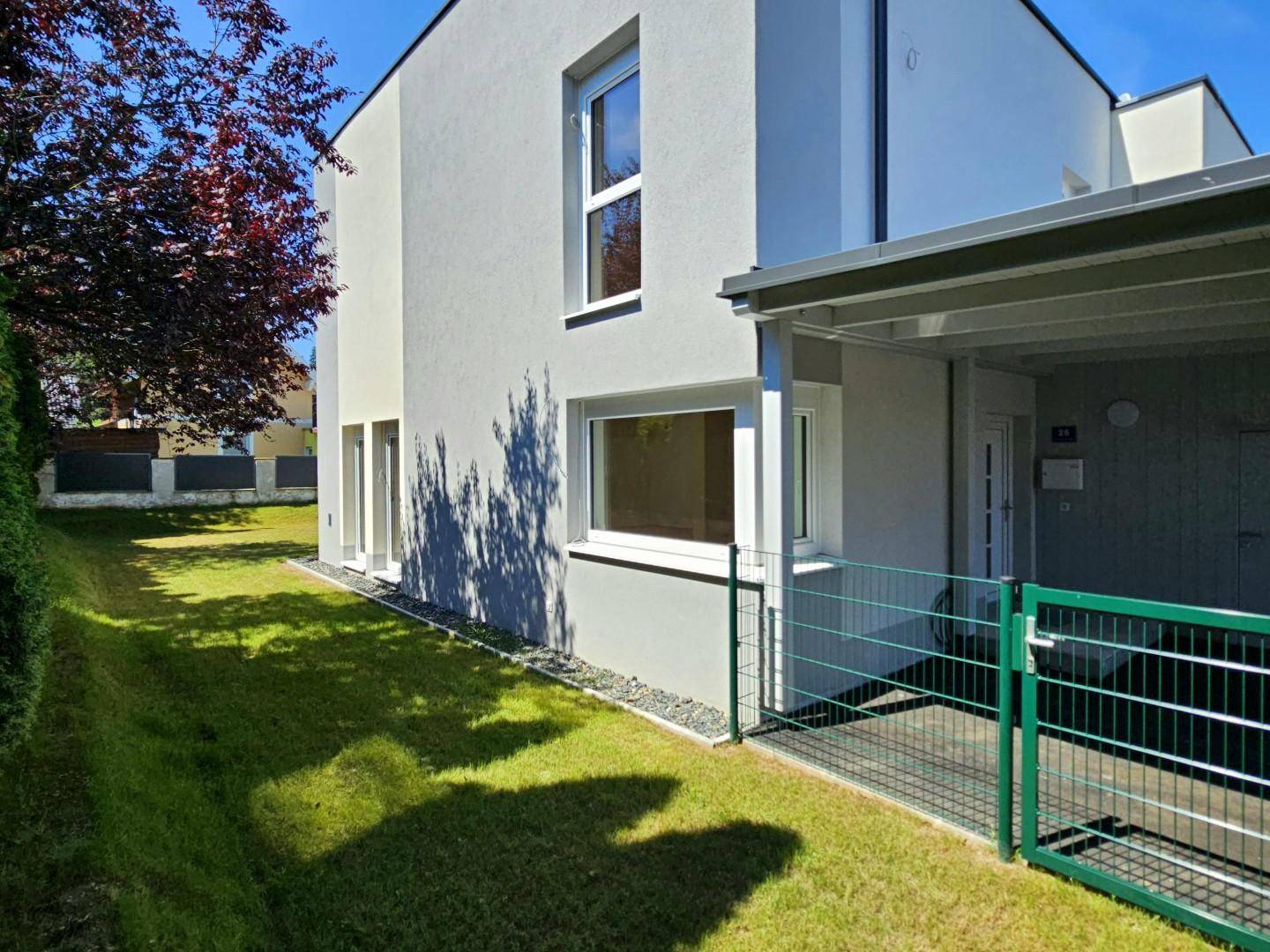 Garten östlich und Blick ins Carport