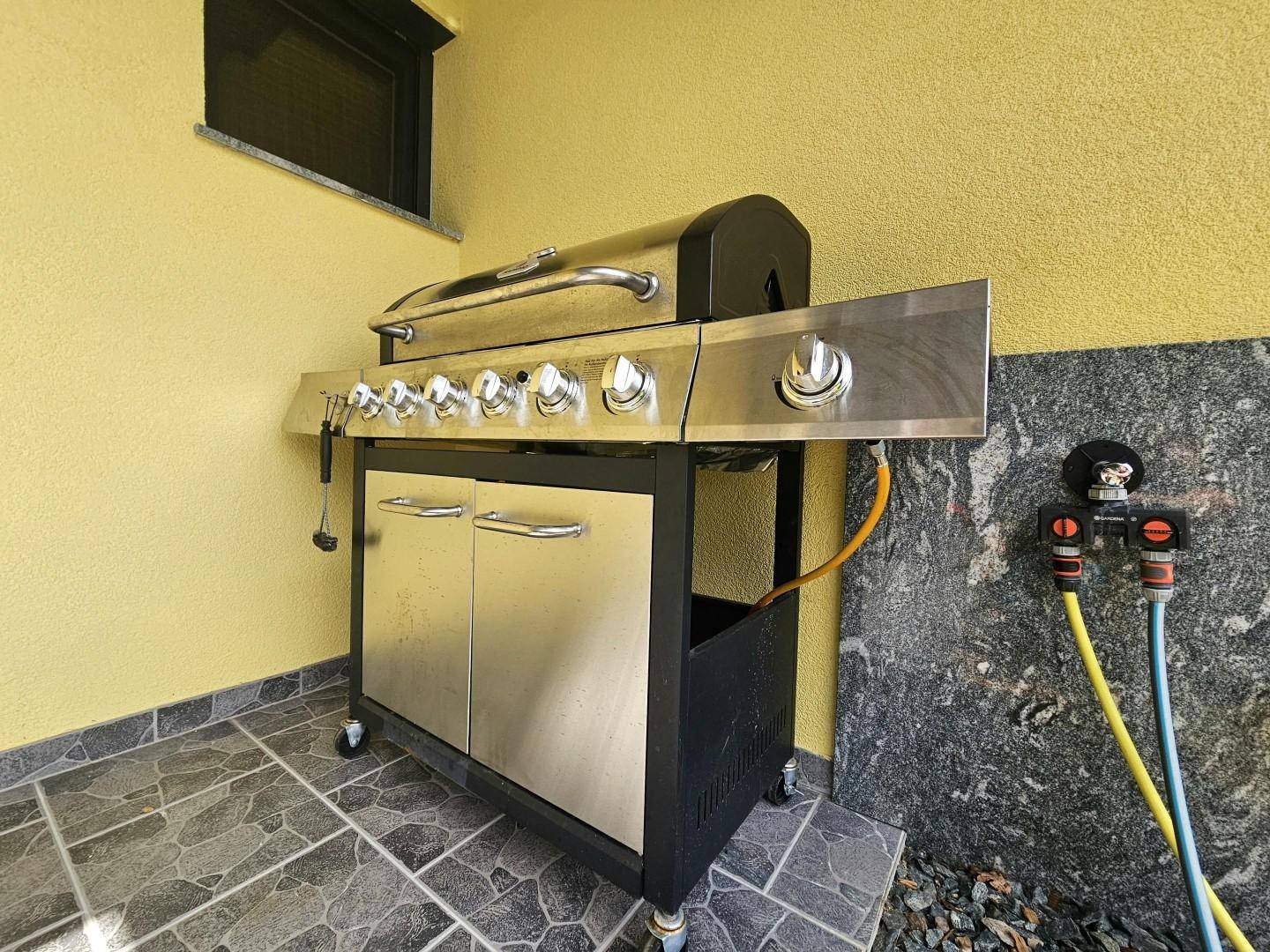 Platz für den Griller + Gartenwasser