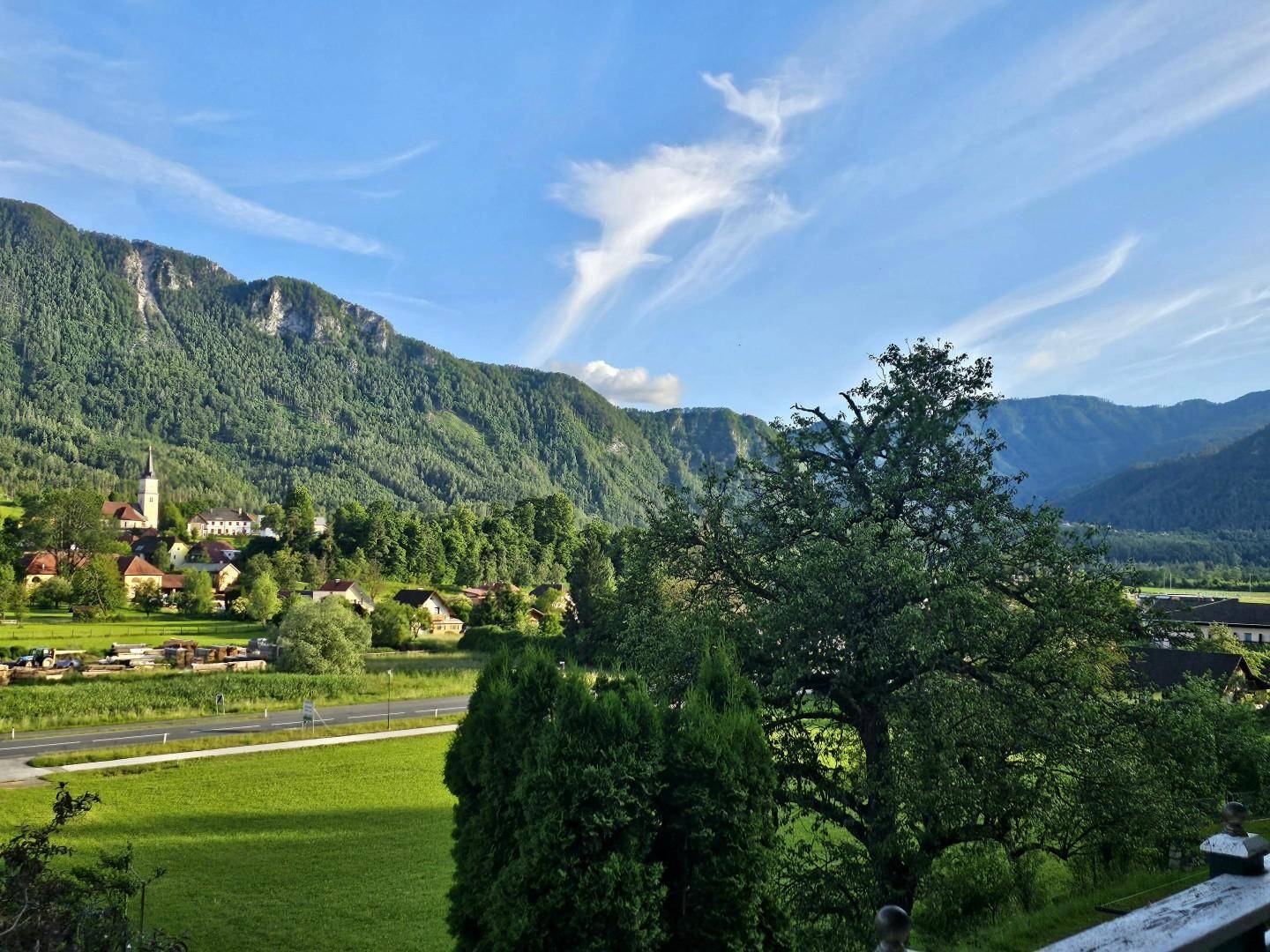 Blick vom Balkon auf die Kirche