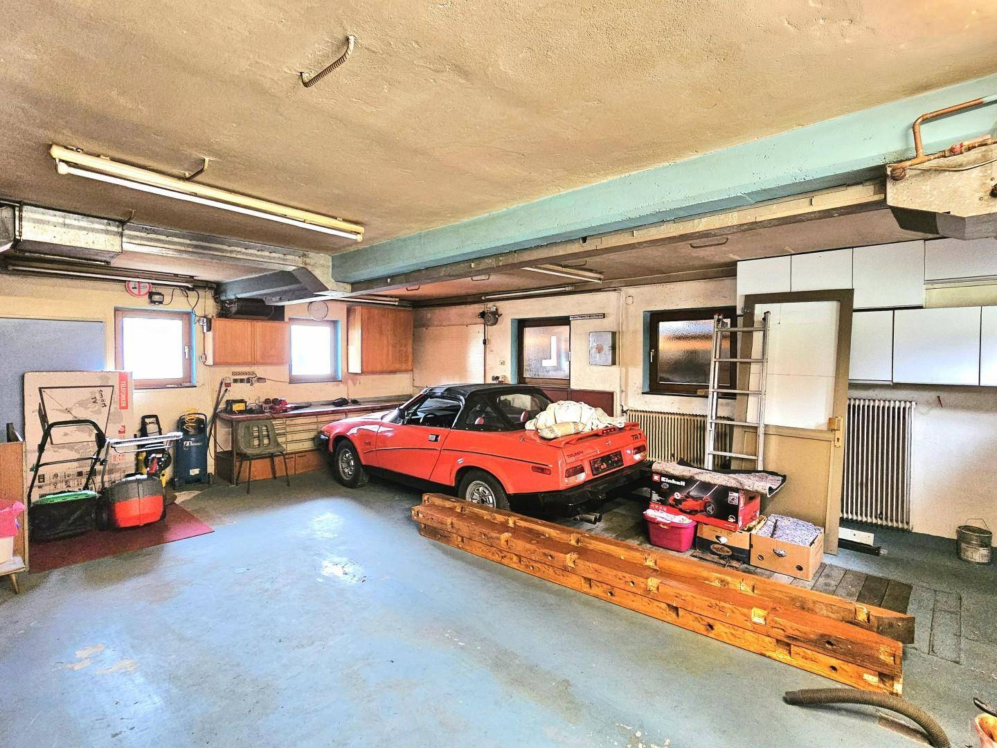 riesige Garage