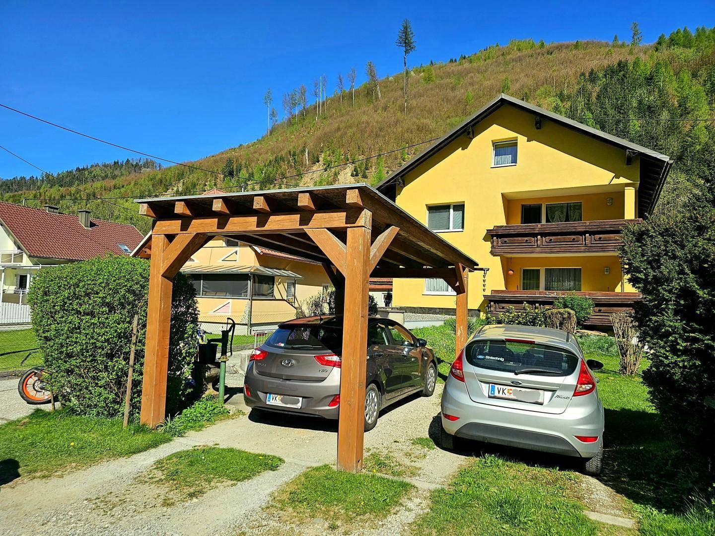 Ansicht Süd/West mit Carport und Garten