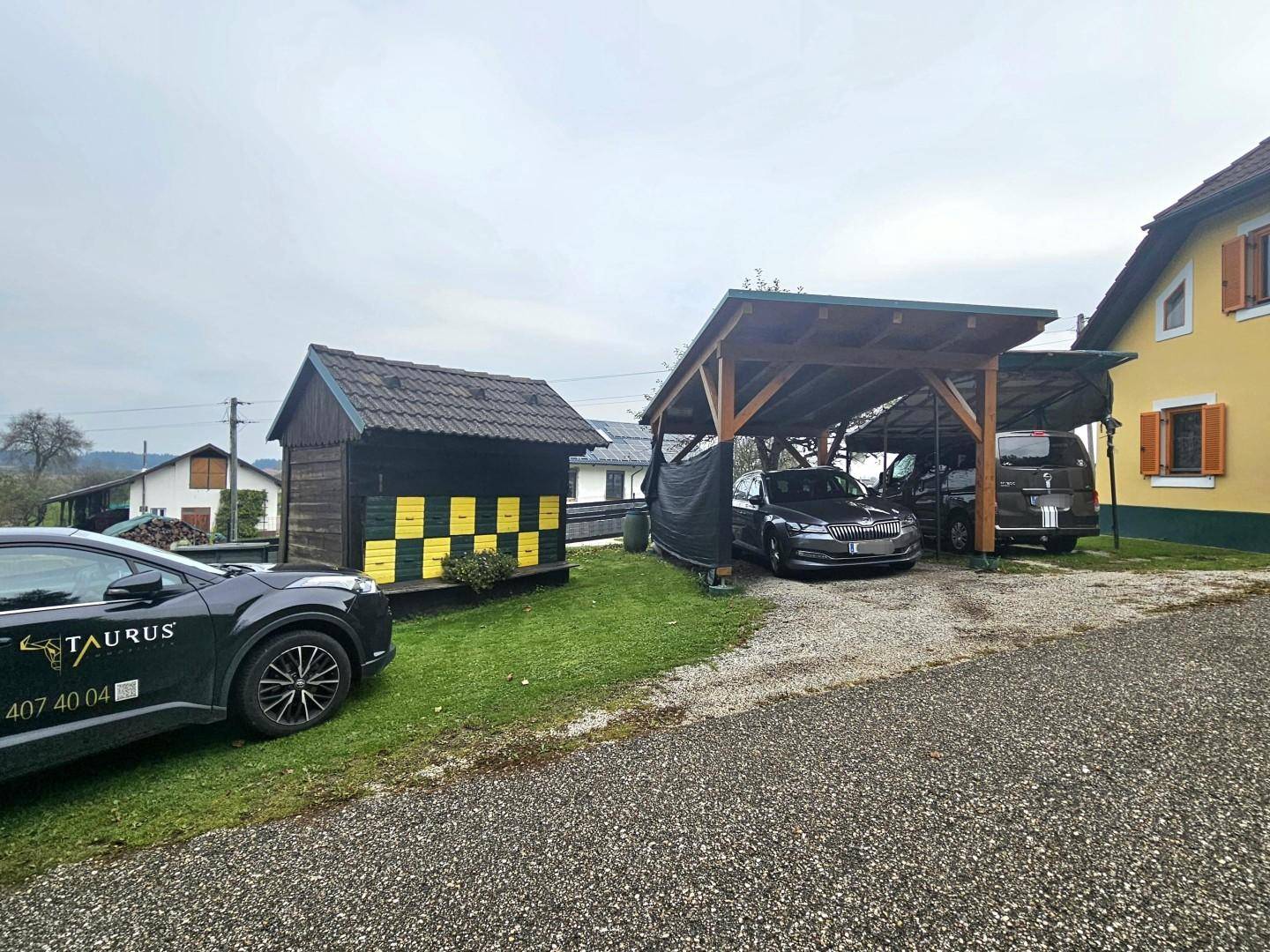 Hof mit Bienenhütte und Carport