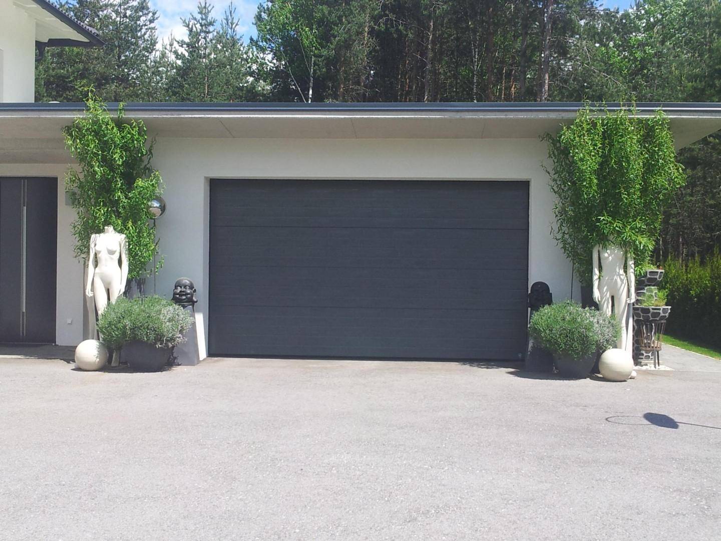 Privataufnahme im Sommer - Garage