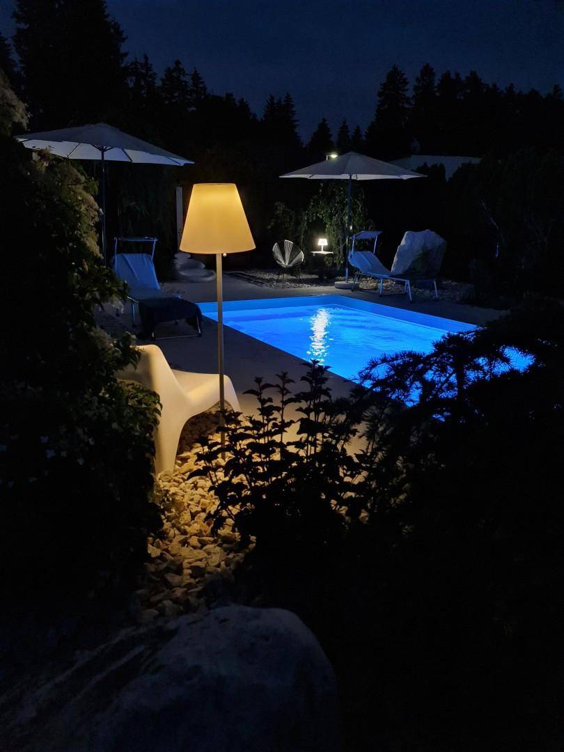 Privataufnahme - Pool am Abend