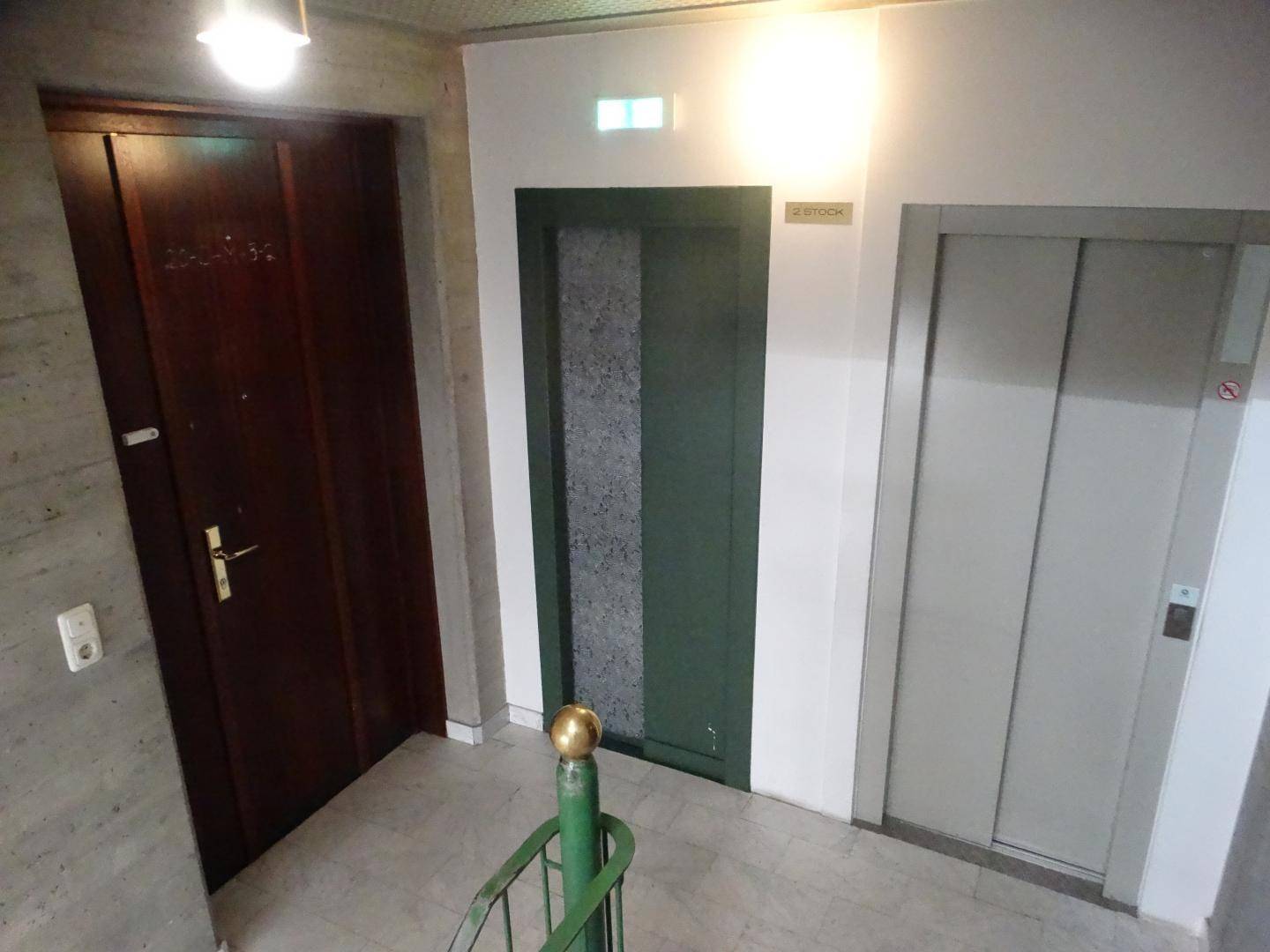 Wohnungstür links - Stiegenhaus mit Lift!