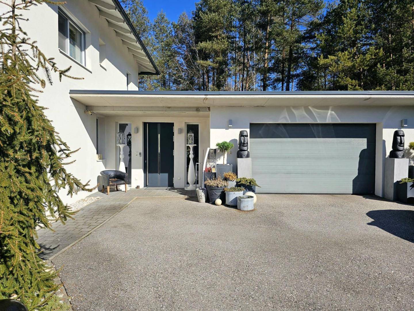 Einfahrt und Garage