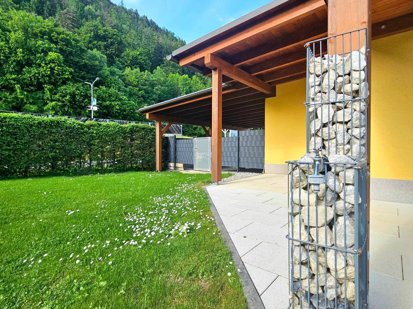 Terrasse und Wasserentnahmestelle