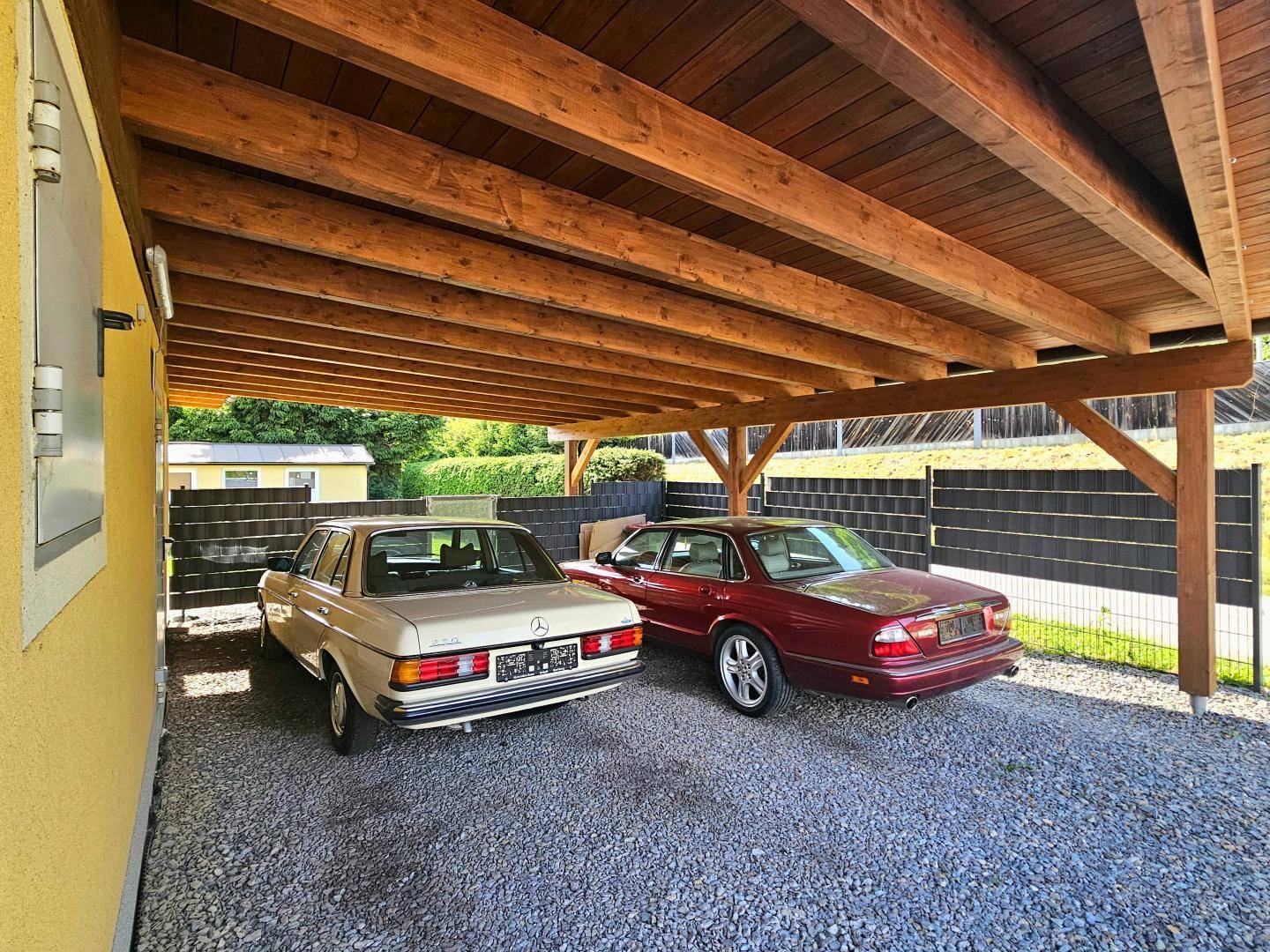 großes Carport