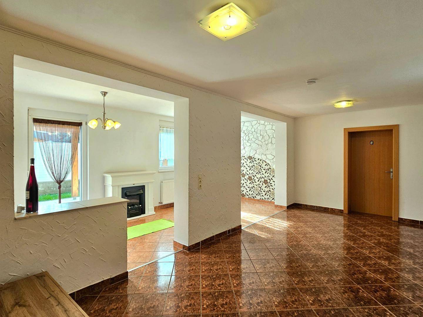 Wohnzimmer und Badezimmertür