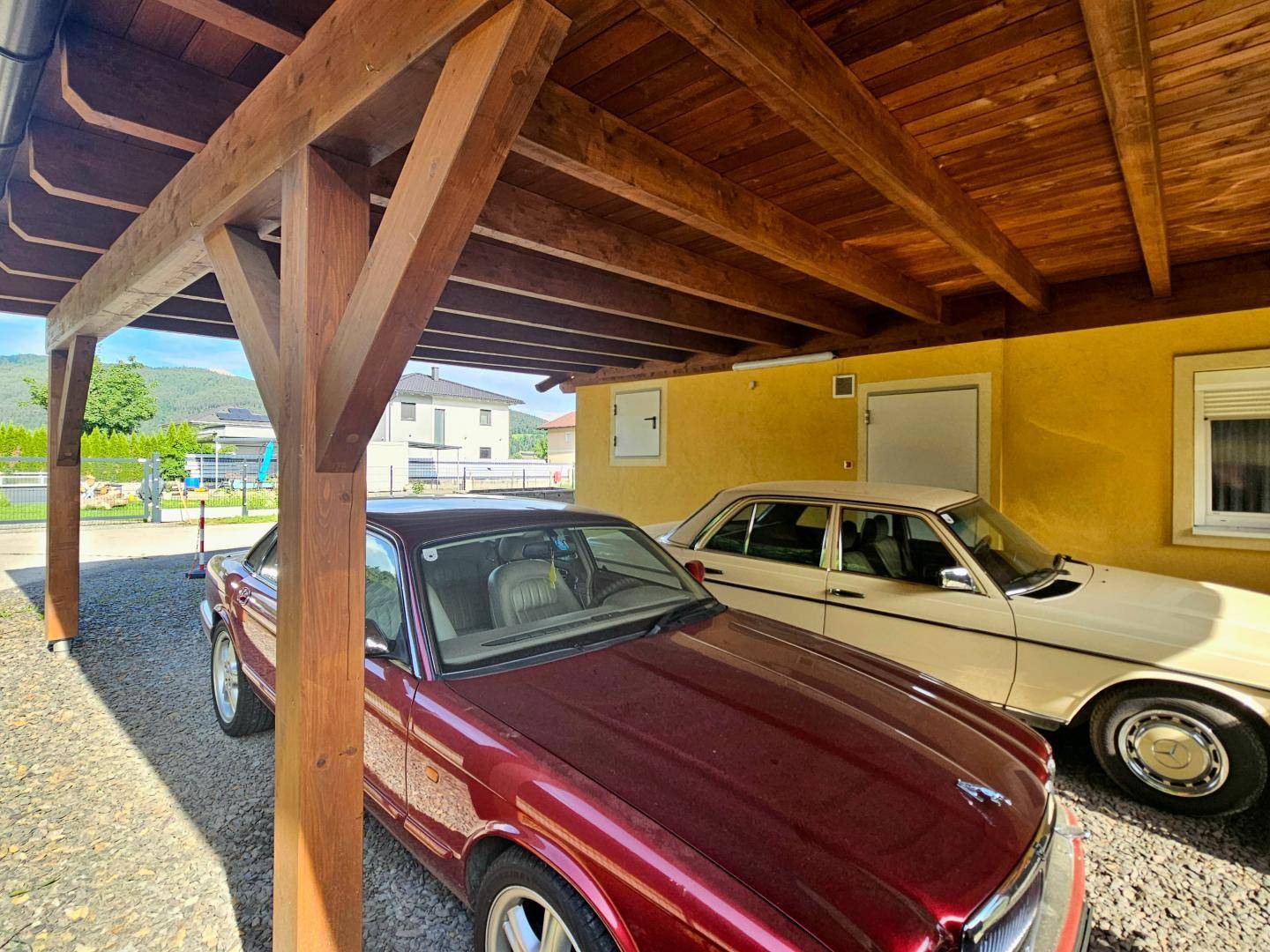 großes Carport