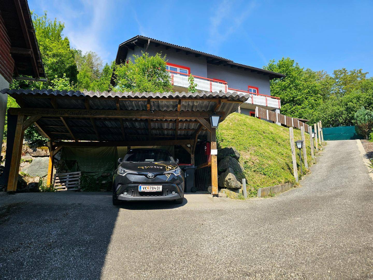 Carport 1 und Zufahrt