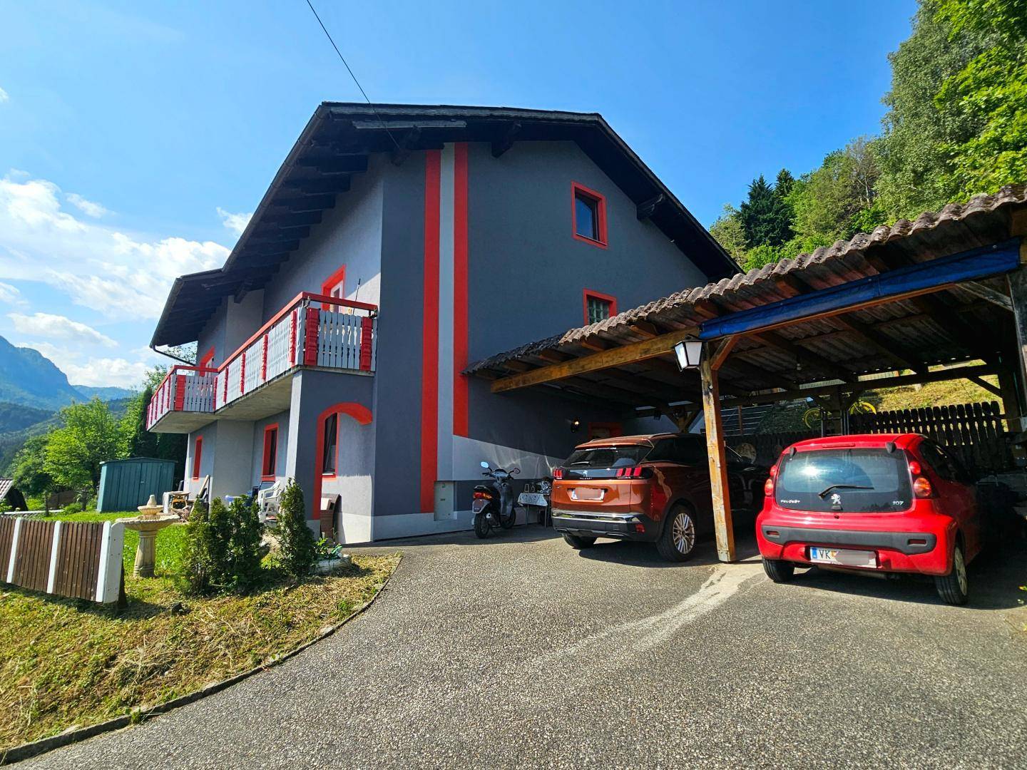Wohnhaus und Carport