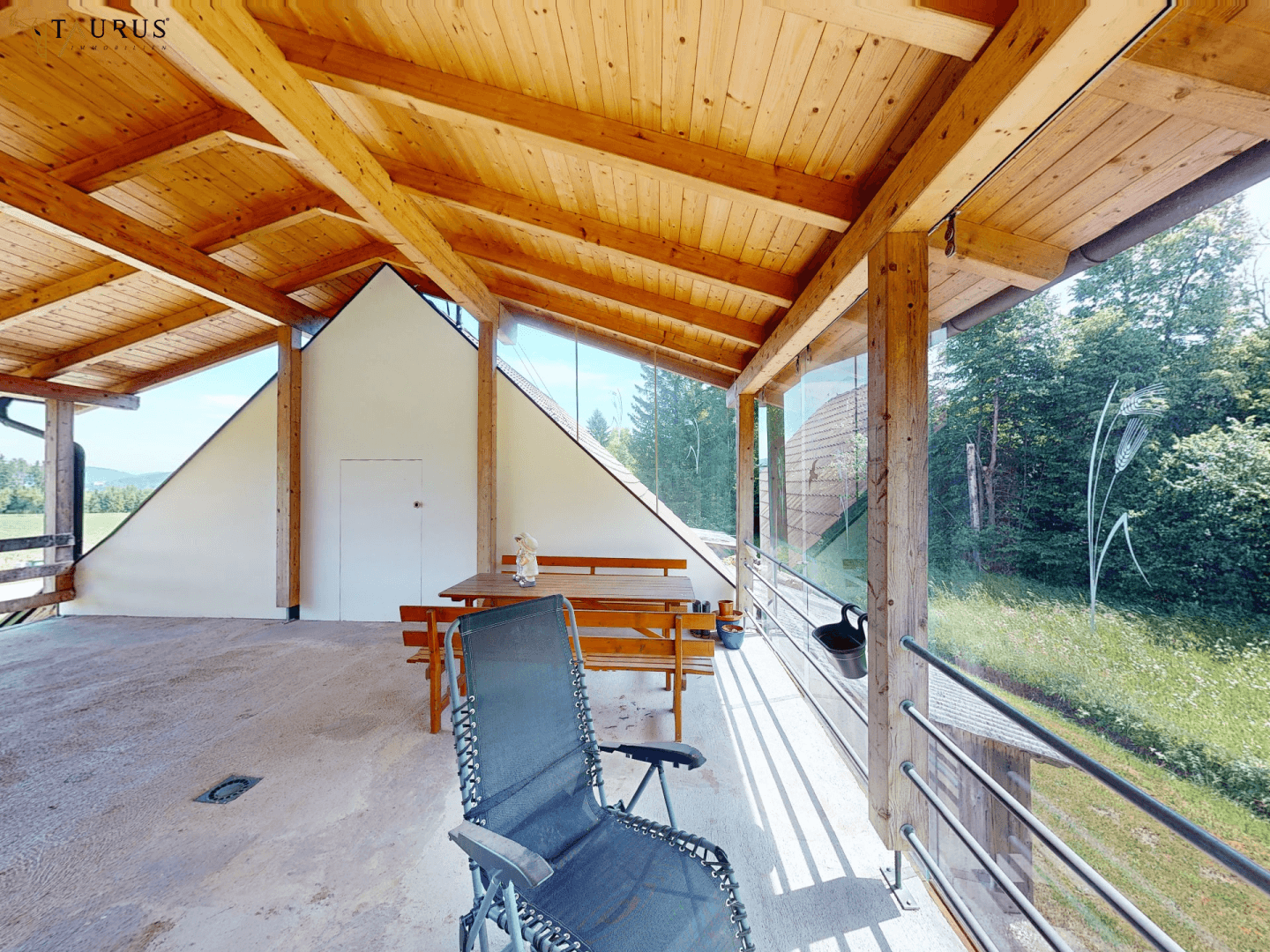 überdachte Terrasse mit Blick ins Grüne