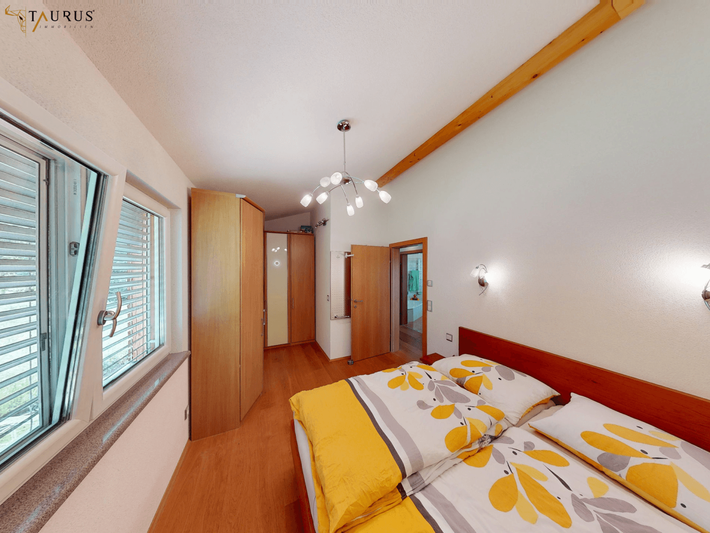 OG - gr. Schlafzimmer mit Ankleideraum