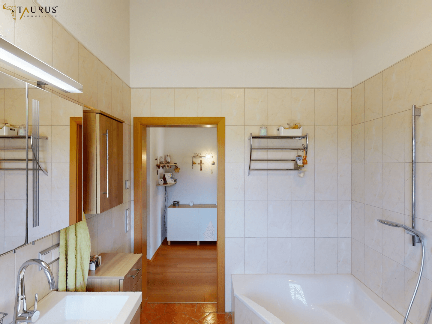 OG - Bad mit Eckbadewanne