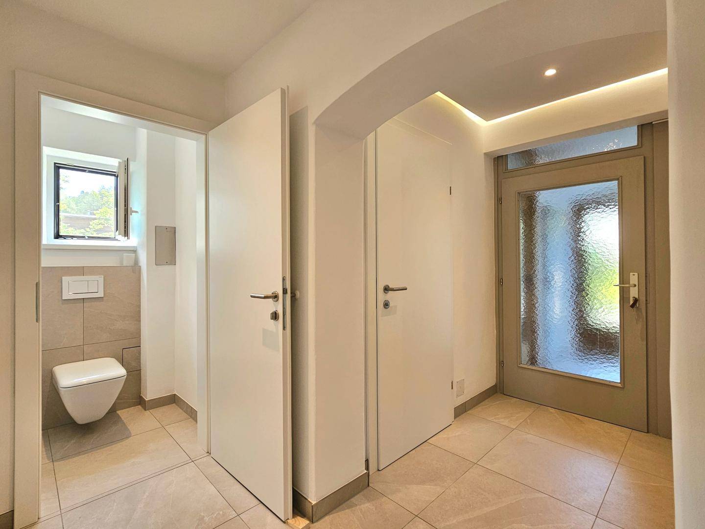 Vorraum, WC, Badezimmer- und Wohnungstür