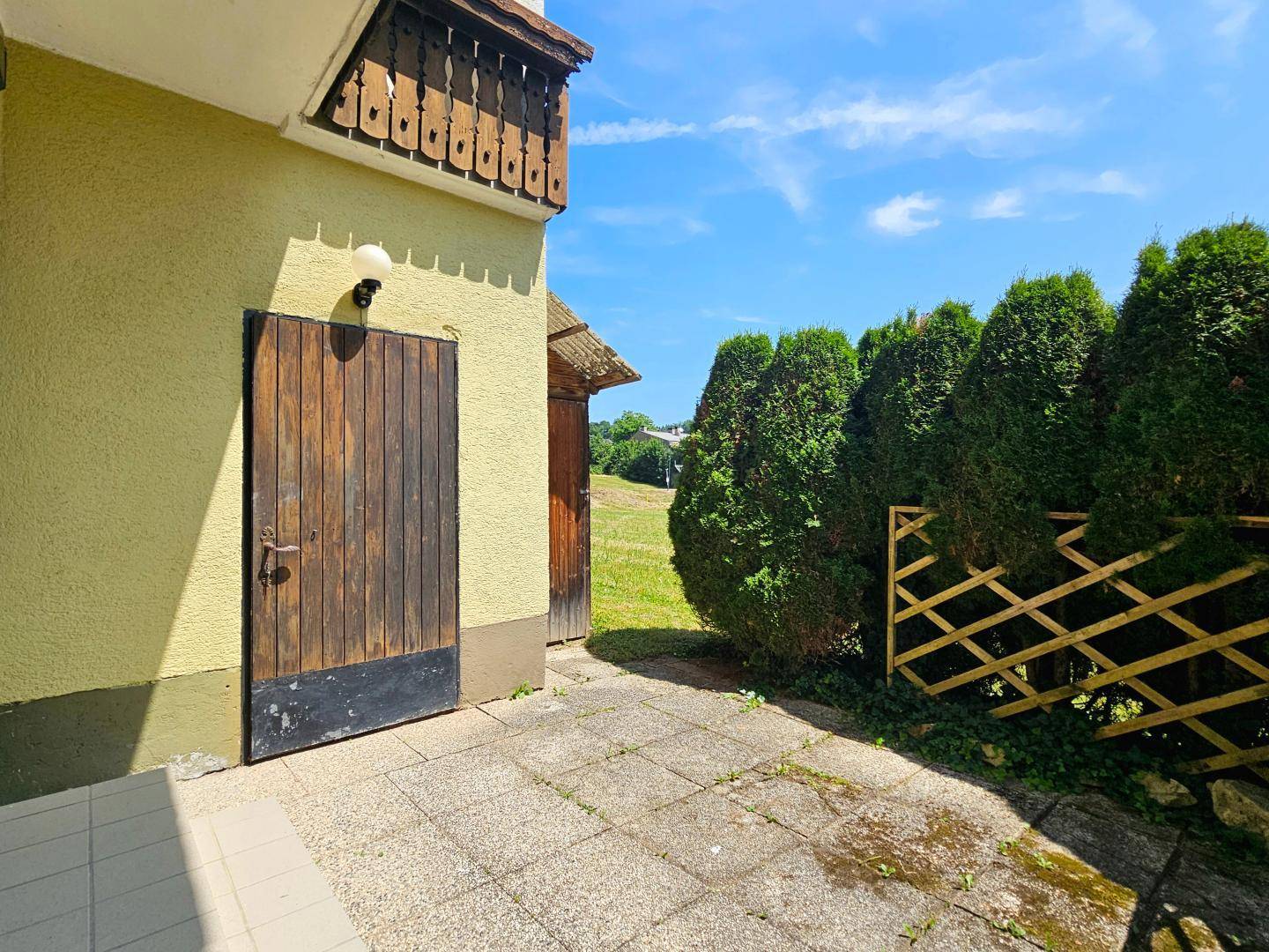 Teil der Terrasse und Stauraum