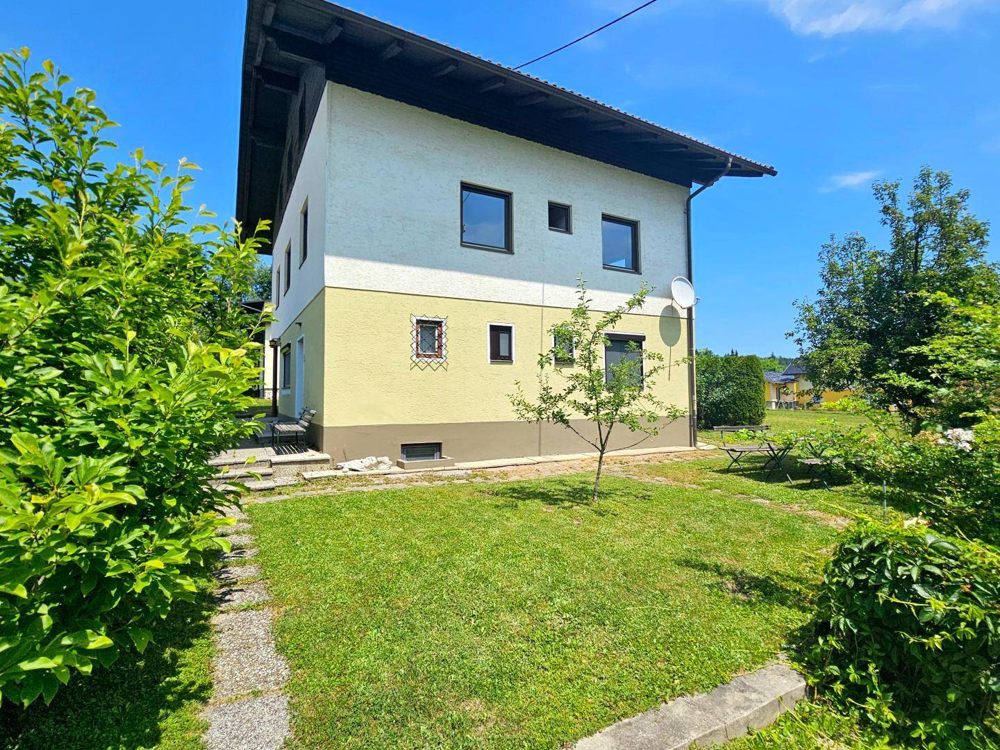 Ansicht Süd und Teil des Gartens