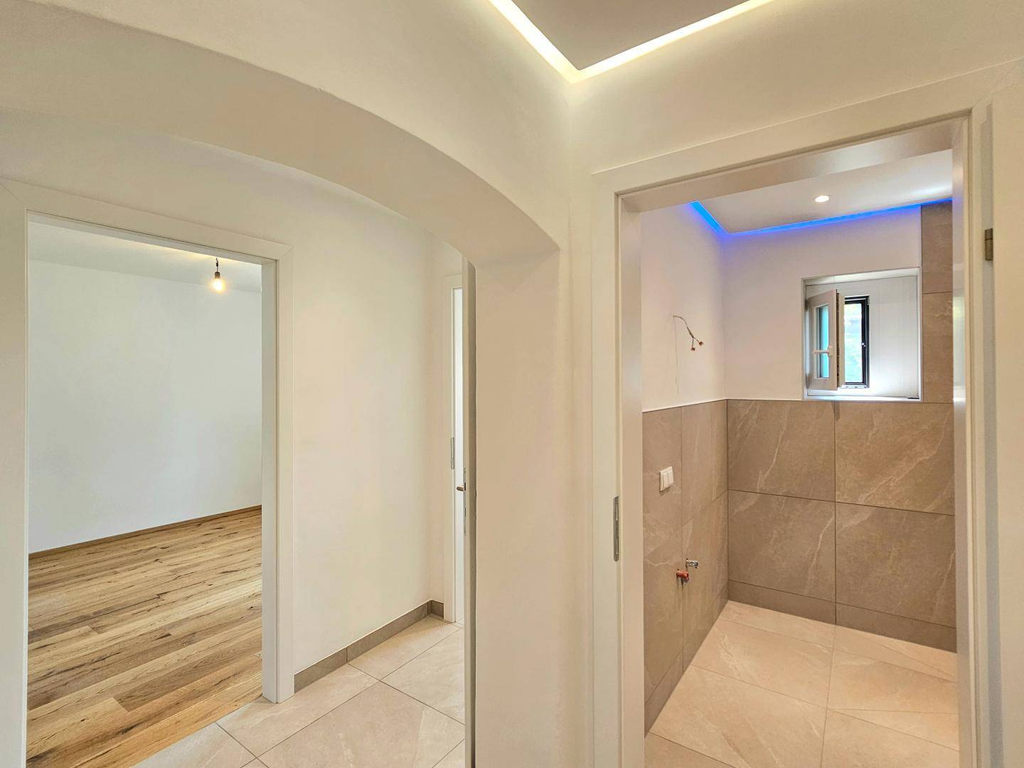 Flur_Blick ins Bad und Schlafzimmer