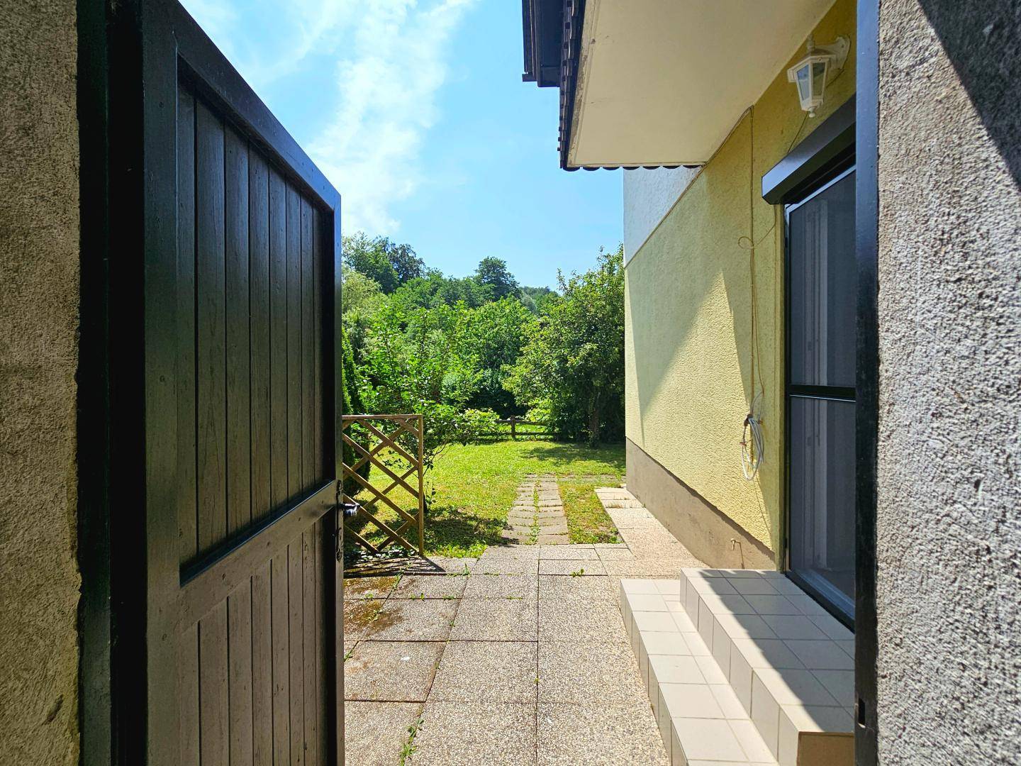 Blick vom Stauraum auf die Terrasse