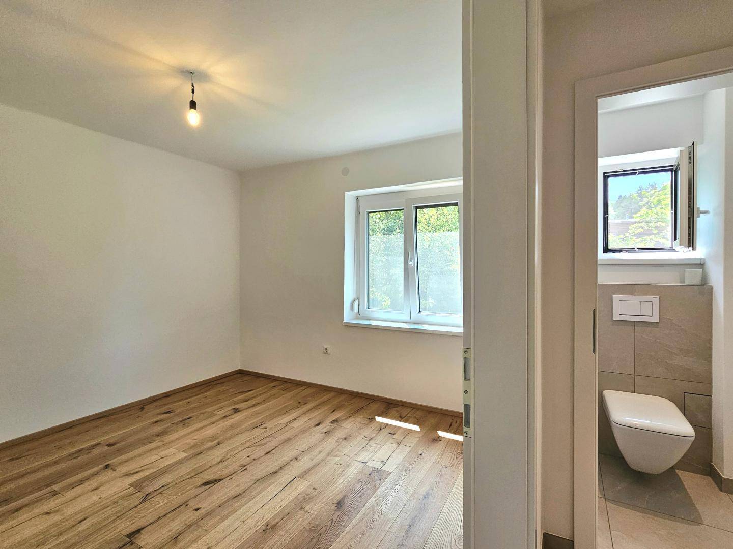 Schlafzimmer und WC