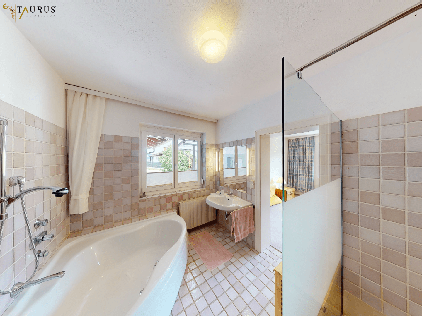 EG Bad mit Eckbadewanne