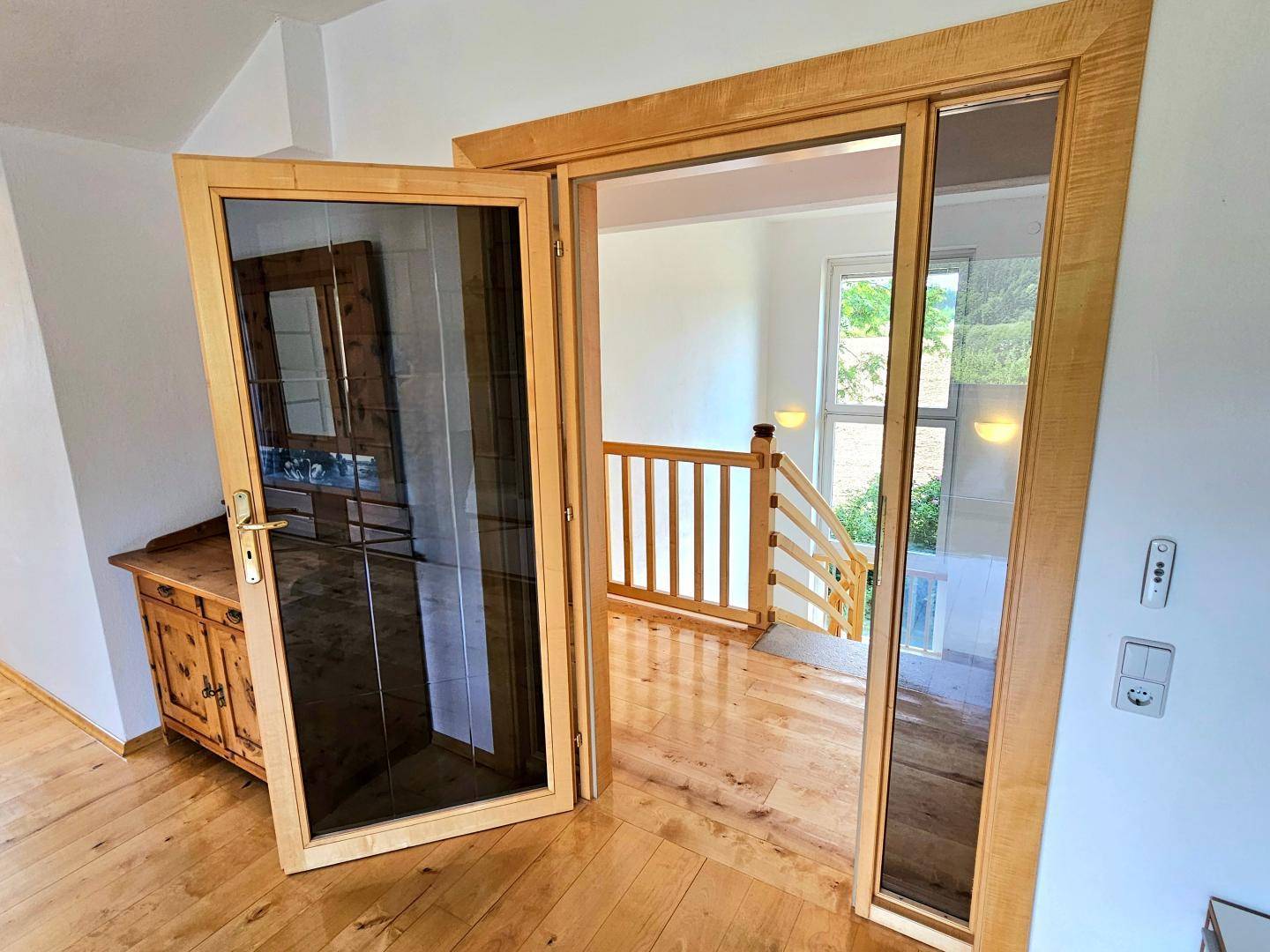 OG Wohnzimmertür und Blick in den Flur