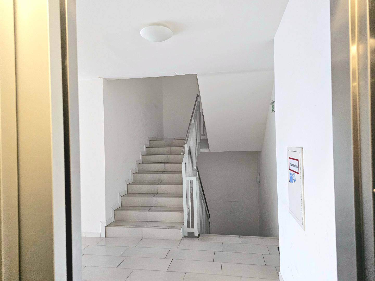 Blick vom Lift auf das Stiegenhaus im 1.Stock