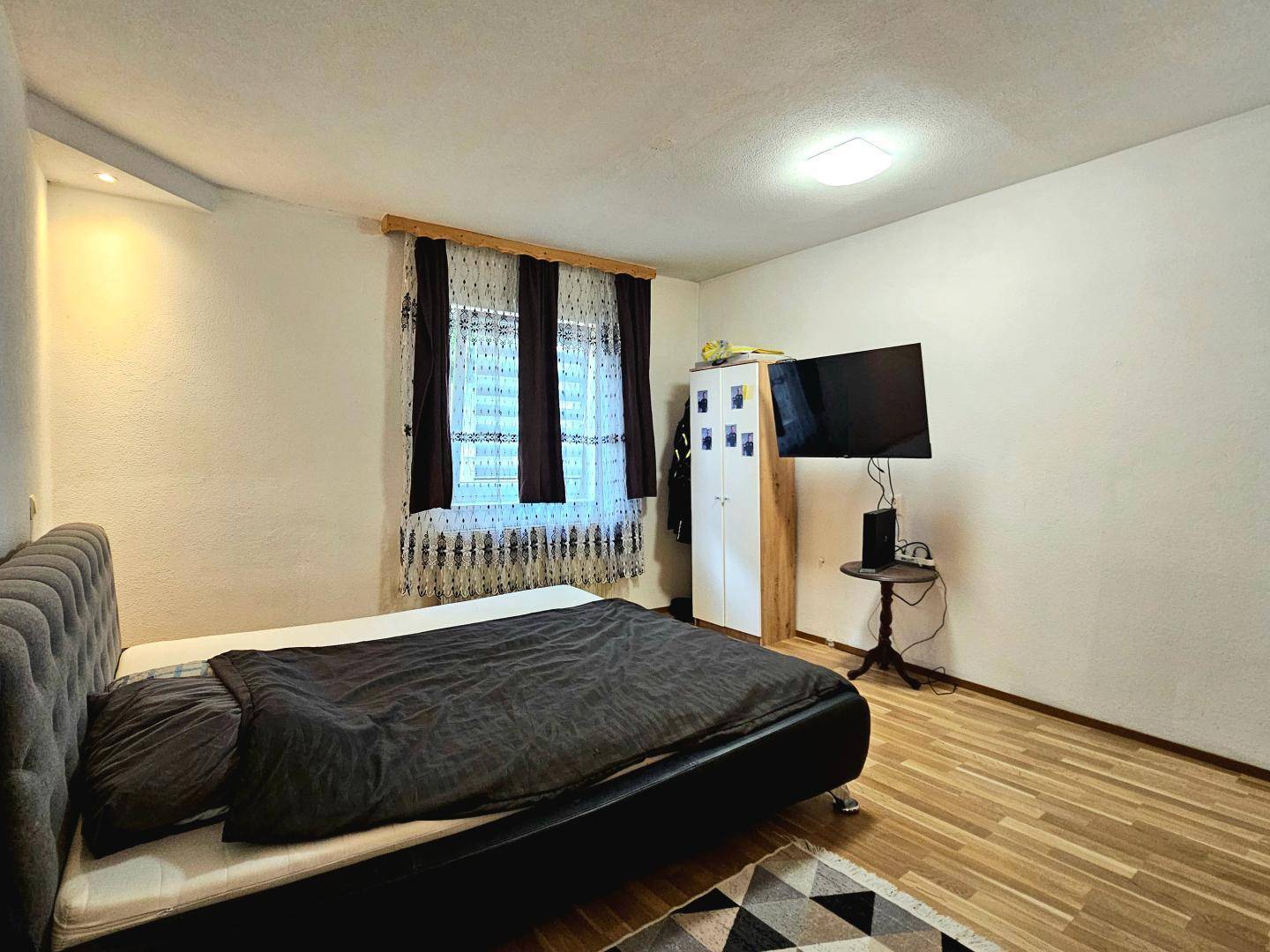 Gemütliches Schlafzimmer mit Doppelbett, Fenster und ausreichend Platz für persönliche Einrichtung.