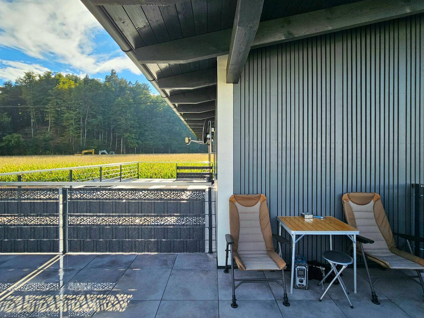 Gemütliche Terrasse mit Sitzgelegenheiten und weitem Blick auf die umliegende Natur.