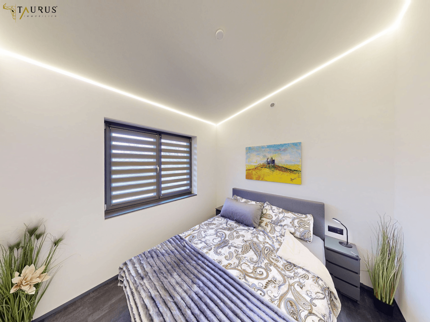 Modernes Schlafzimmer mit indirekter Beleuchtung, großem Fenster und dunklem Boden.