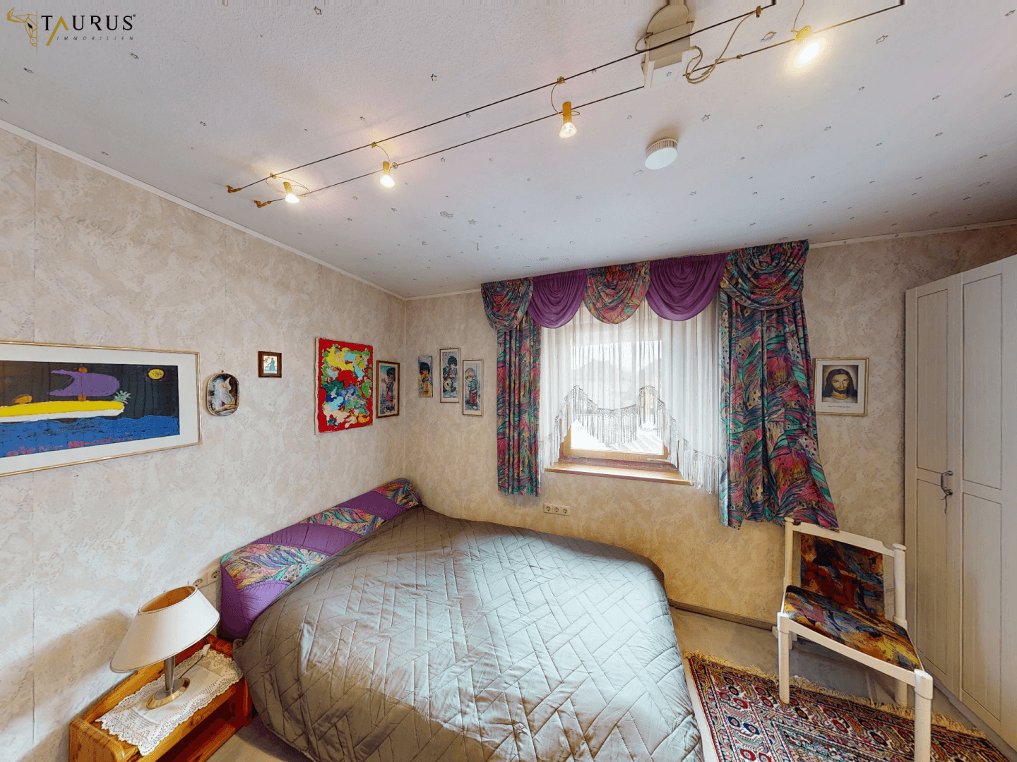 Gemütliches Schlafzimmer mit Teppichboden, farbenfrohen Vorhängen und indirekter Beleuchtung.