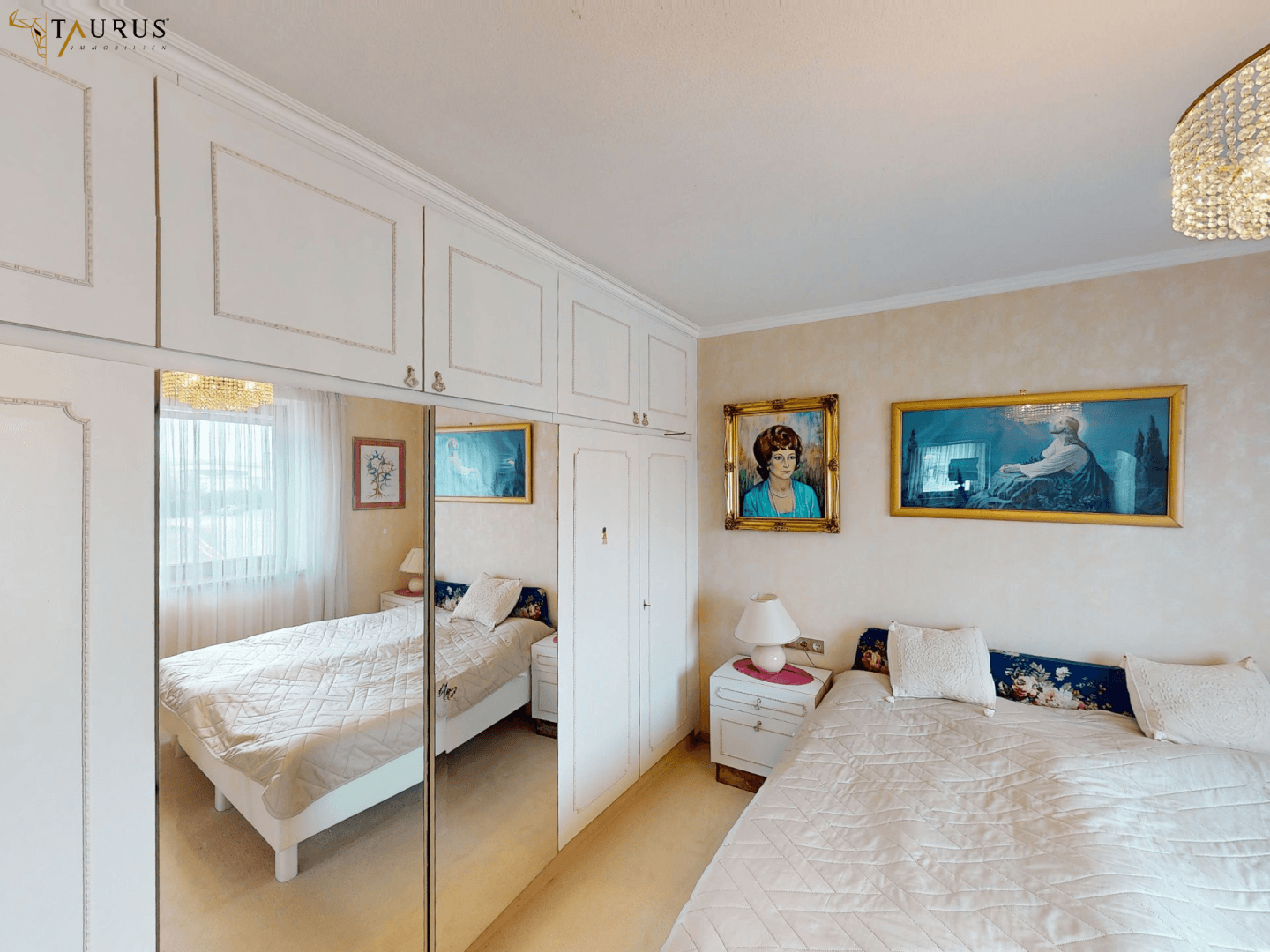 Schlafzimmer mit großem Spiegelschrank, Doppelbett und heller, freundlicher Atmosphäre.