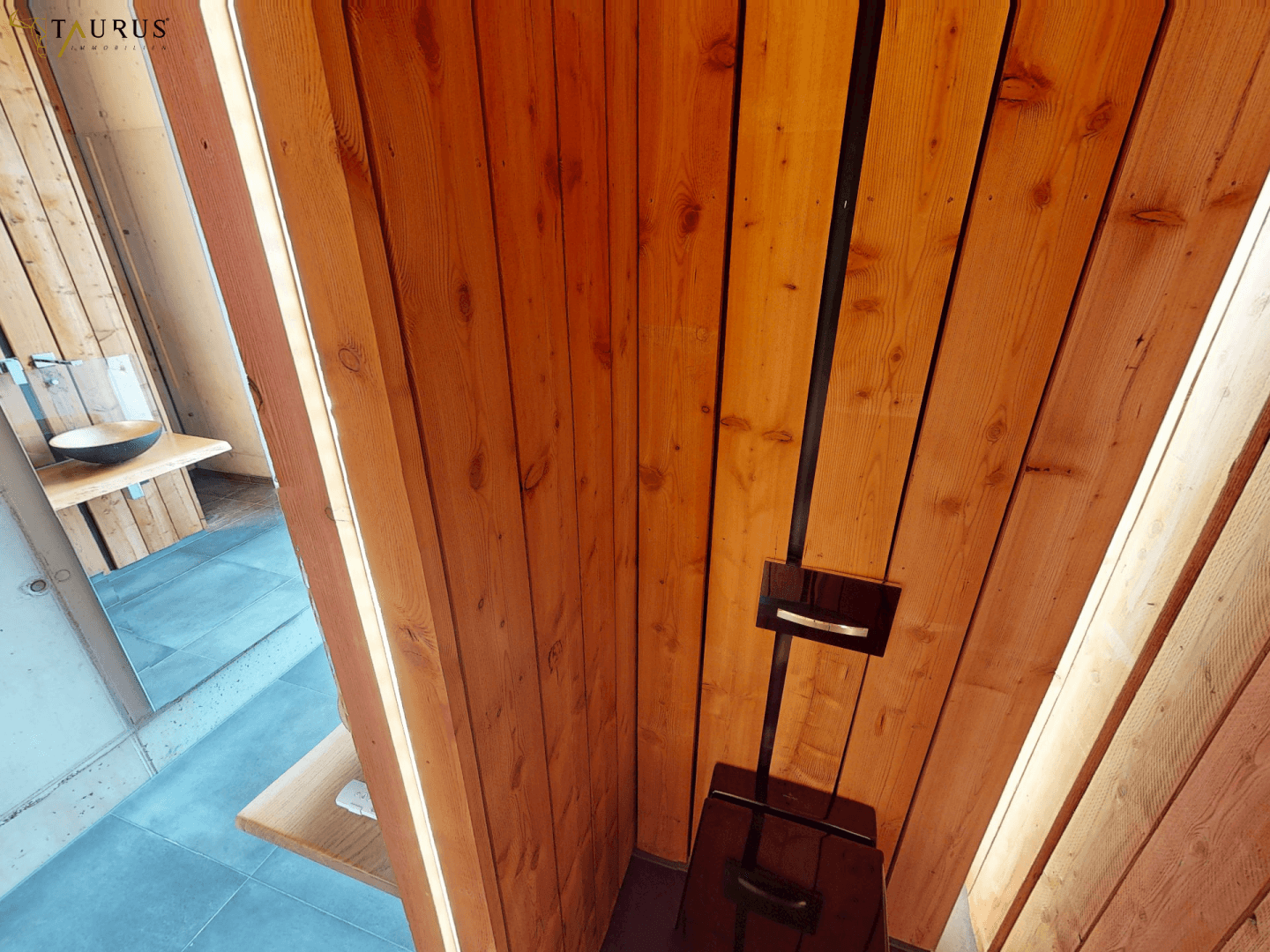 Separate Toilette mit Holzverkleidung und minimalistischem Design.