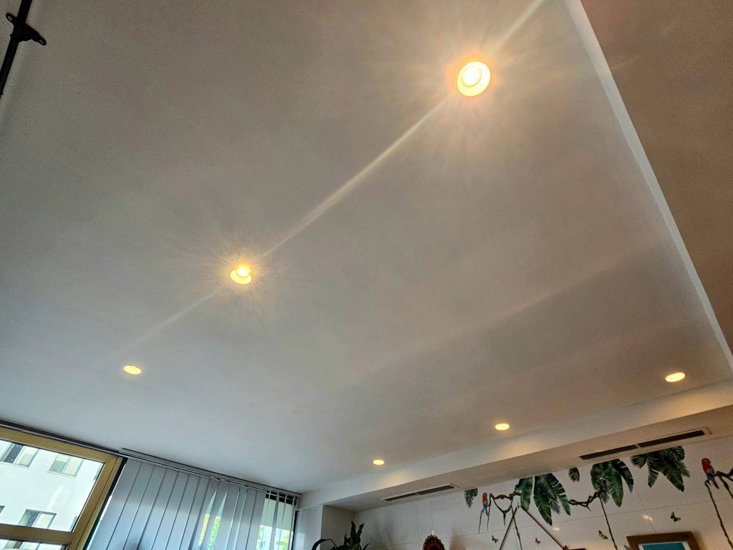 Moderne Decke mit integrierten Einbaustrahlern, die den Raum hell beleuchten.