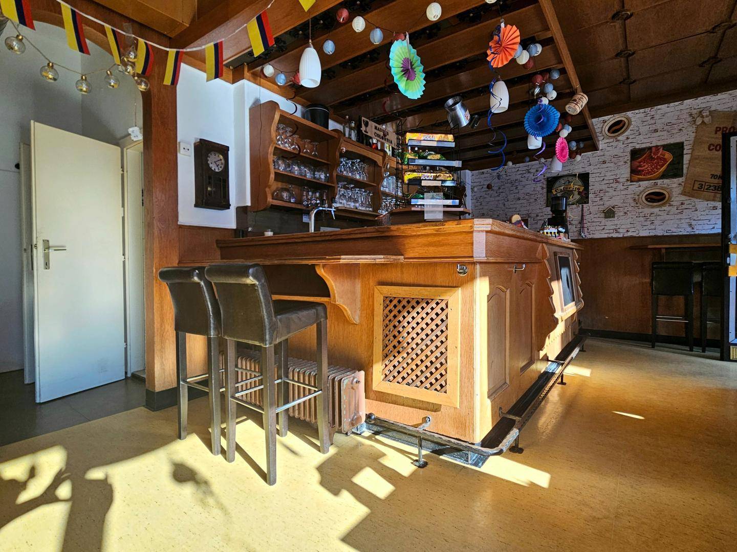 Detaillierte Ansicht der Holzbar mit Barhockern und dekorativen Elementen im Gastraum.