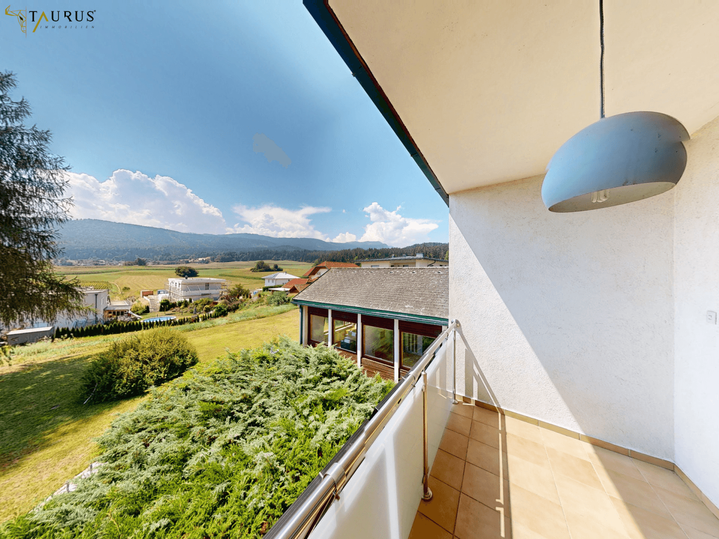 mit Balkon
