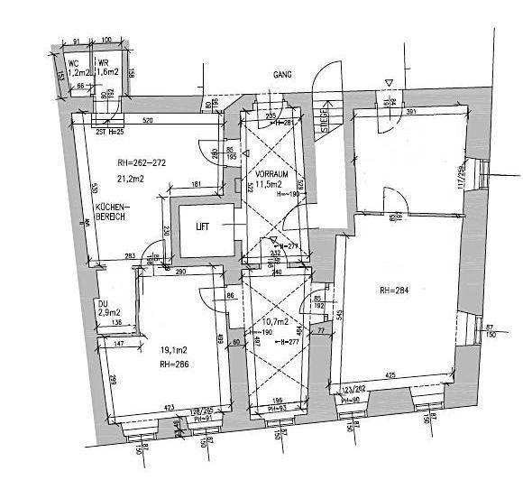 Grundrissplan mit verschiedenen Räumen, Liftzugang und Flächenangaben in Quadratmetern.