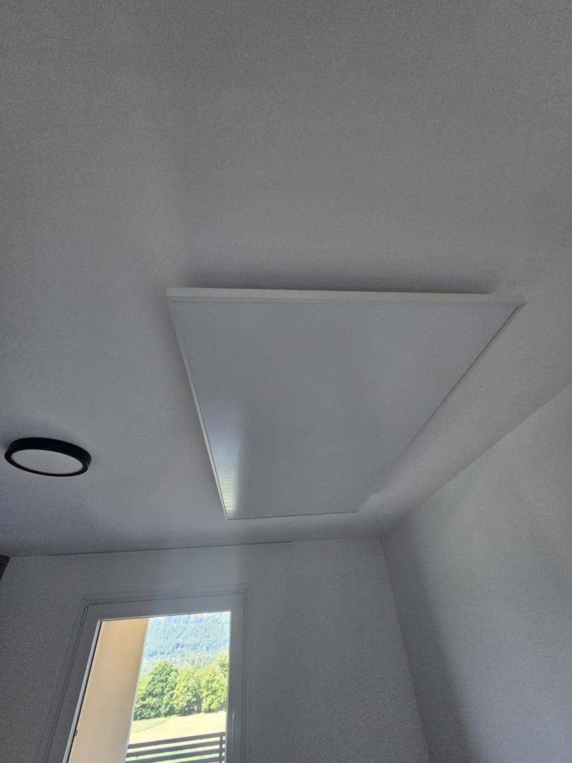 Deckenpaneele mit integrierter Beleuchtung in einem modernen Innenraum.
