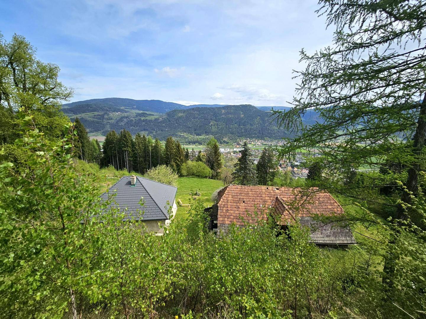 Blick vom Hügel hinter den Gebäuden