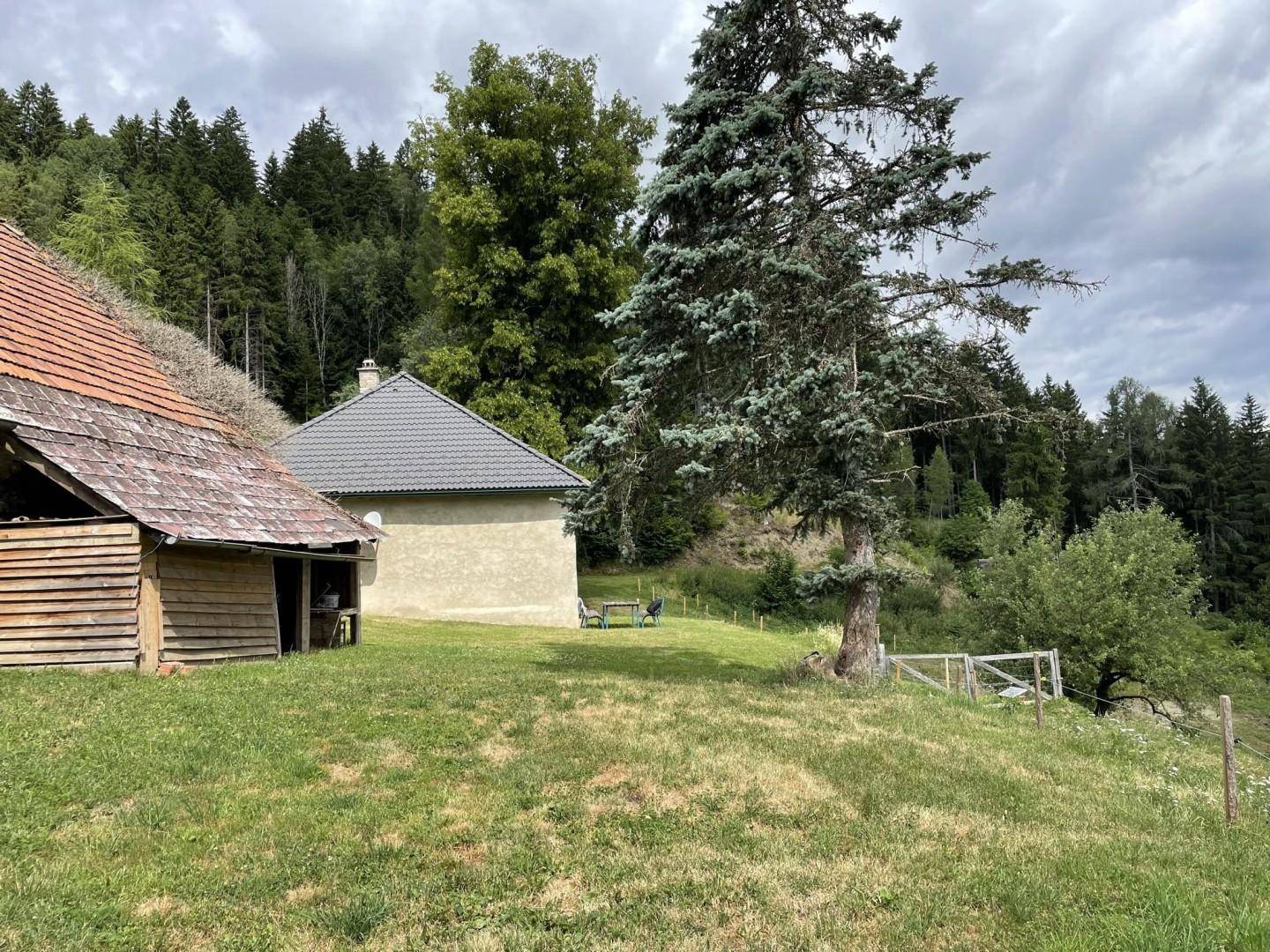 Gebäude und Wiesenflächen