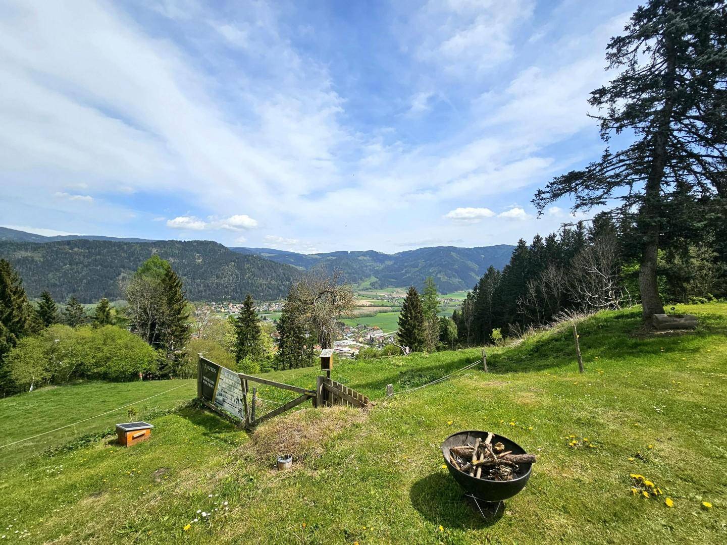 Wiesenfläche und Aussicht
