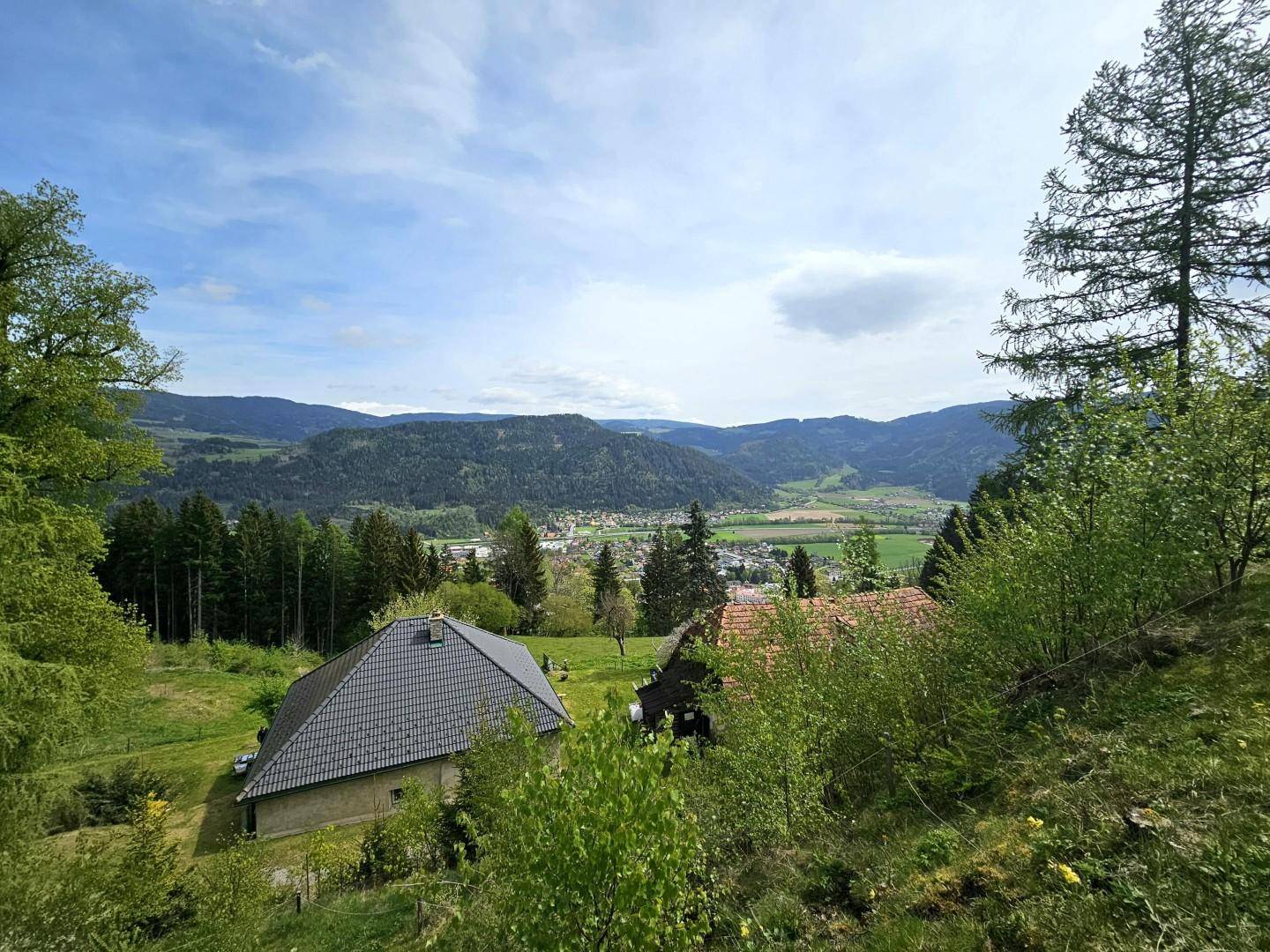 Blick vom Hügel hinter den Gebäuden