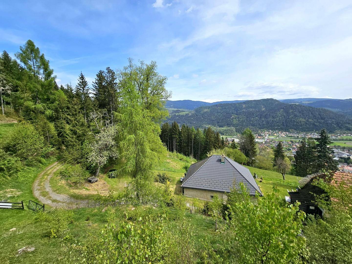 Blick vom Hügel hinter den Gebäuden