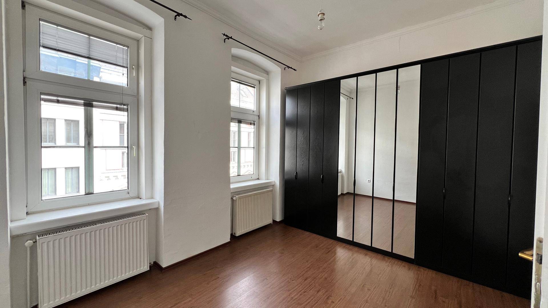 Schlafzimmer mit Schrank