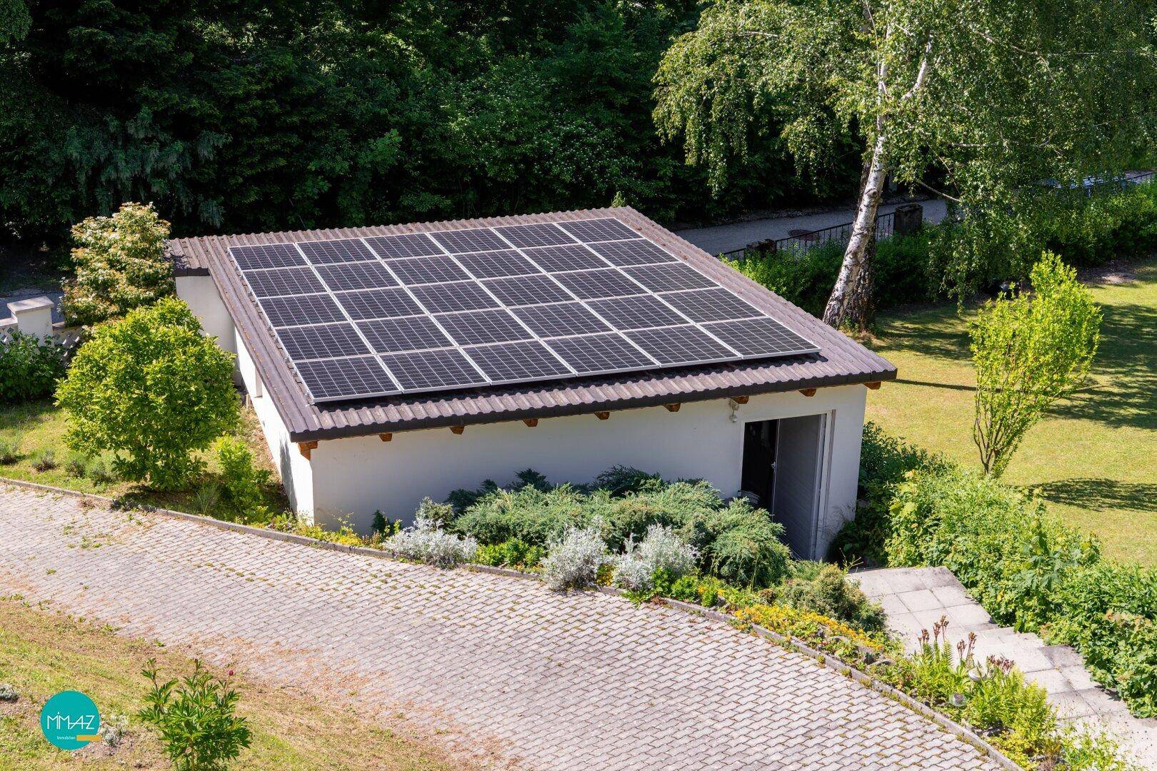 Garage mit PV Anlage